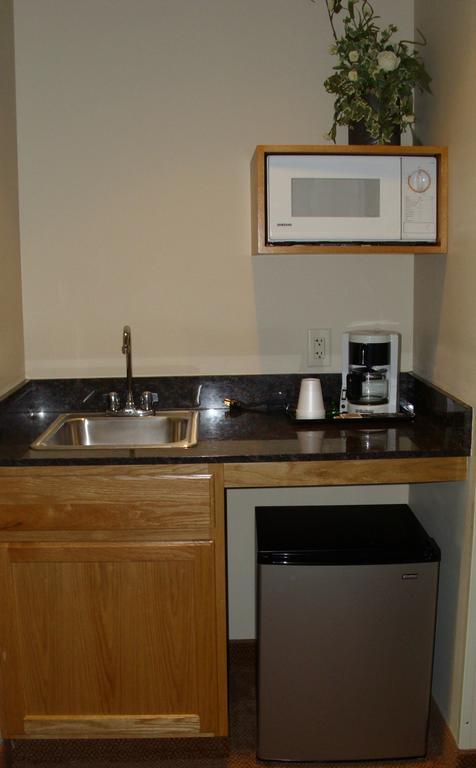 Savanna Inn & Suites Room photo